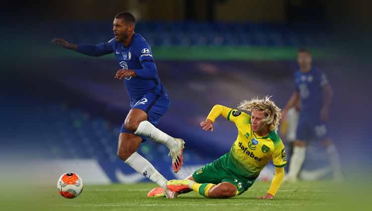 Tackle pemain Norwich City, Todd Cantwell pada pemain Chelsea Mateo Kovacic pada pertandingan Liga Primer Inggris antara Chelsea vs Norwich City.