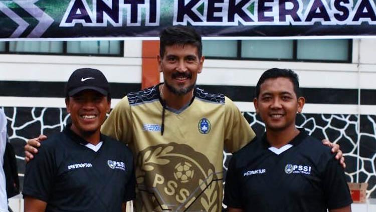 Julio Alcorse (tengah) ketika menghadiri kompetisi sepak bola di daerah Semarang. - INDOSPORT