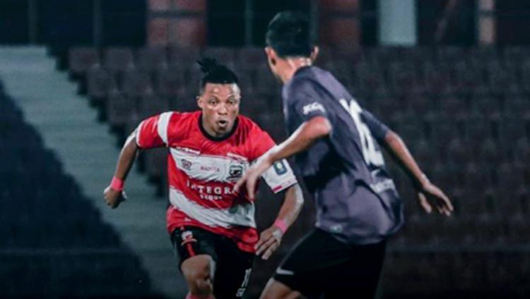 Jebolan Liga Portugal Braga B, Emmanuel Oti Essigba, turut tanggapi pentas Liga 1 2020 yang bakal digelar tanpa suporter Oktober mendatang. - INDOSPORT