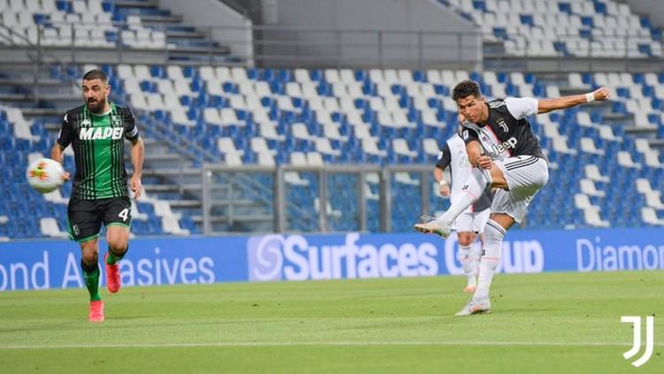 Sepakan Cristiano Ronaldo di pertandingan Sassuolo vs Juventus pada pekan ke-33 Liga Italia Serie A 2019/20, Kamis (16/07/20).