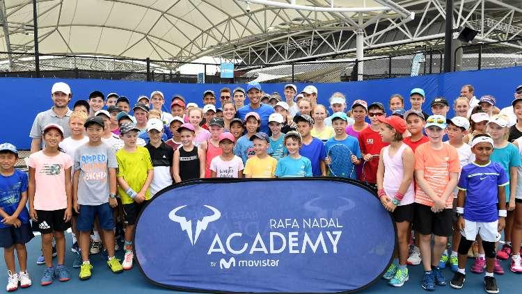 Rafael Nadal bersama para murid di akademinya. Copyright: Bradley Kanaris/Getty Images