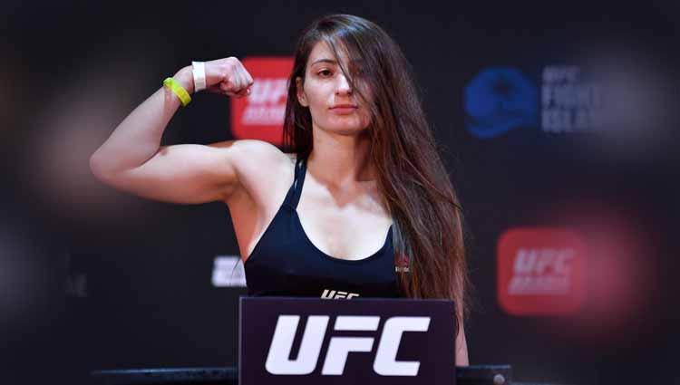 Petarung MMA wanita, Liana Jojua berhasil mengalahkan lawannya, Diana Belbita dengan menggunakan teknik kuncian mematikan di UFC Fight Island, Kamis (16/07/20). - INDOSPORT