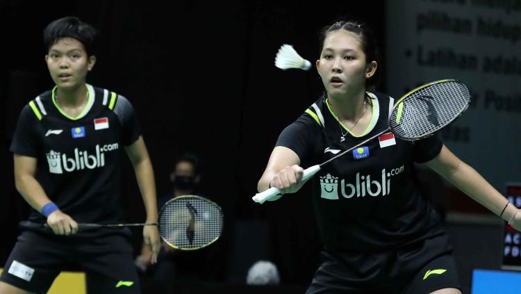 Mantan pelatih Pelatnas PBSI Cipayung, Chafidz Yusuf, memberi doa restu kepada Siti Fadia Silva Ramadhant/Ribka Sugiarto untuk Kejuaraan Dunia Bulutangkis 2022.