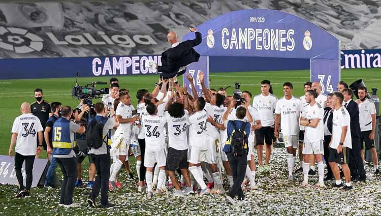 Selebrasi pemain Real Madrid meluapkan kegembiraannya mengangkat pelatih Zinedine Zidane saat merayakan gelar LaLiga Spanyol, Kamis (16/7/20).