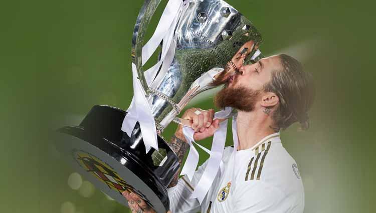 Momen penting Sergio Ramos pemain Real Madird mencium piala Tropi LaLiga usai menjuarai menang atas Villarreal, Kamis (16/7/20).