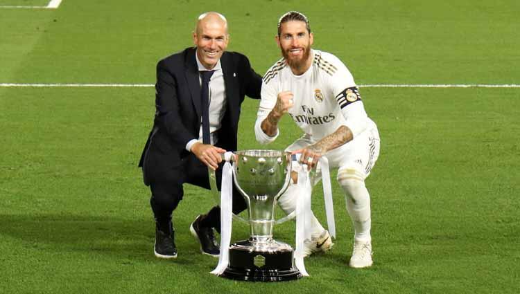 Pelatih Real Madrid, Zinedine Zidane dan Sergio Ramos pemain Real Madrid berpose untuk foto bersama Tropi LaLiga, Kamis (16/7/20).