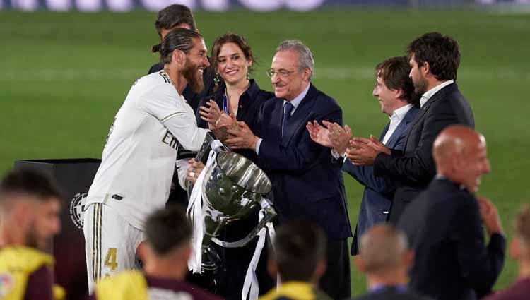 Pemain Real Madir Sergio Ramos mendapat ucapan selamat dari presiden Real Madrid Florentino Perez, Kamis (16/7/20).