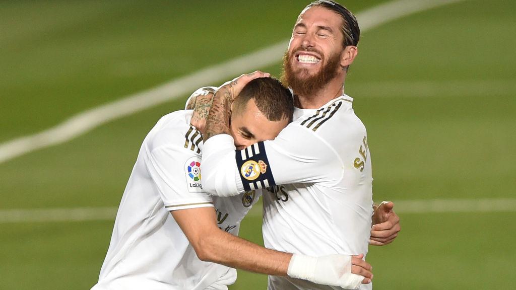 Karim Benzema memeluk Sergio Ramos