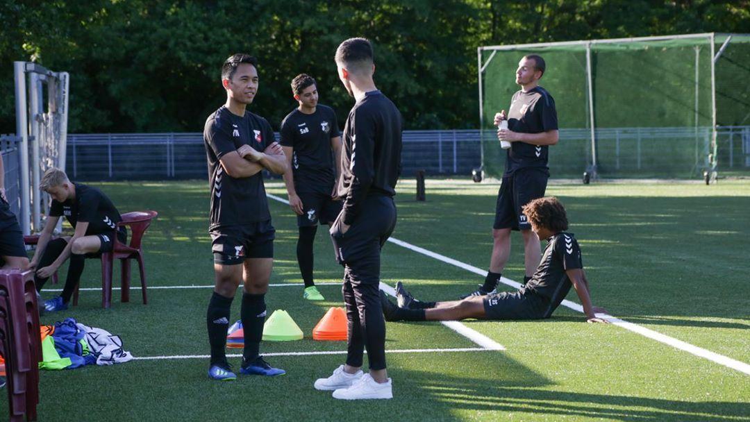 Yussa Nugraha (kiri) bersama rekannya di Jong HBS Craeyenhout.