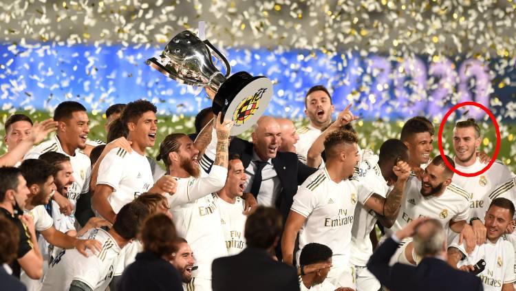 Senyuman Gareth Bale dalam euforia kemenangan Real Madrid saat memastikan diri Juara LaLiga Soayol 2019-2020. Copyright: Denis Doyle/Getty Images