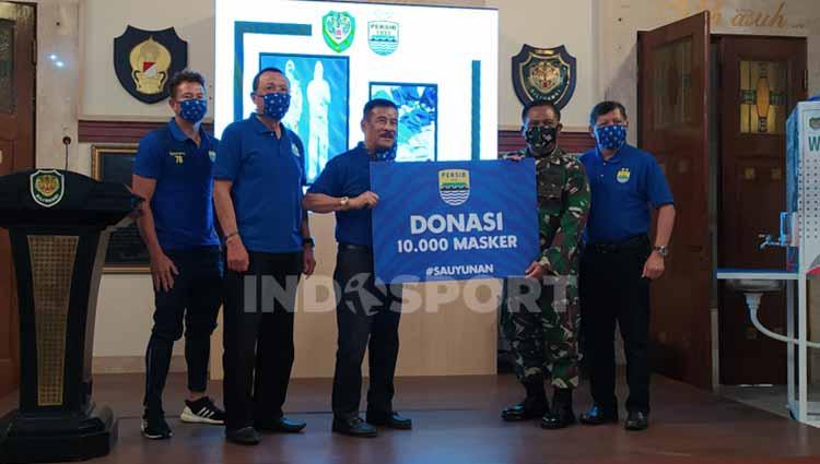 Manajemen Persib serahkan 250 alat pelindung diri (APD) dan 10 ribu masker ke Kodam III Siliwangi.