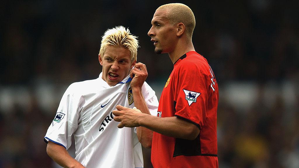Alan Smith dan Rio Ferdinand dalam laga Leeds United vs Manchester United Copyright: Shaun Botterill/Getty Images