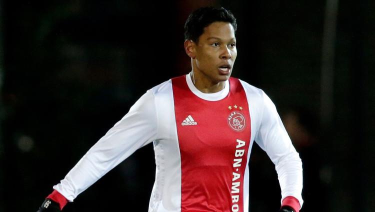 Pemain Belanda keturunan Indonesia berdarah Wonosobo, Darren Sidoel, ketika masih berseragam Ajax Amsterdam. - INDOSPORT