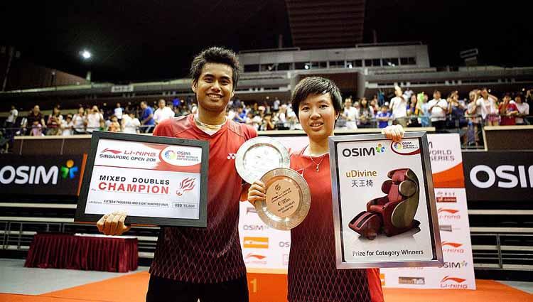 Pebulutangkis Indonesia Tantowi Ahmad dan Liliyana Natsir saat memenangkan Kejuraan Singapura Open 2011.