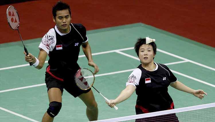 Pebulutangkis Indonesia Tantowi Ahmad dan Liliyana Natsir saat melawan pasangan Korea Selatan Lee Yong-dae dan Ha Jung-eun Super Series Badminton 2012.
