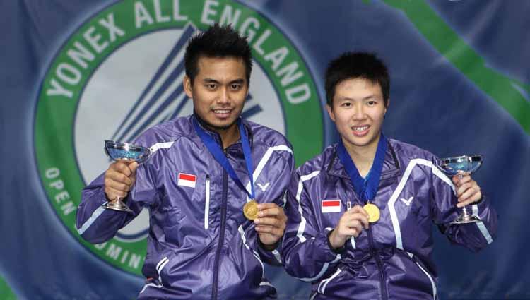 Pebulutangkis Indonesia Tantowi Ahmad dan Liliyana Natsir berpose dengan pialanya pada Yonex All England Badminton Championships 2013.