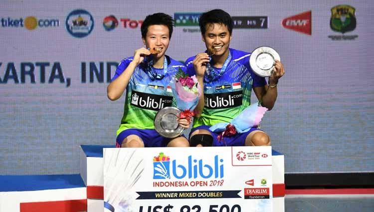 Peraih medali emas Tontowi Ahmad dan Liliyana Natsir, setelah mengalahkan Chan Peng Soon dan Goh Liu Ying dari Malaysia pada Indonesia Open 2018.