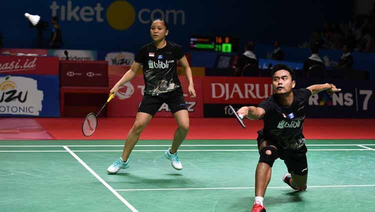 Tontowi Ahmad dan Winny Oktavina Kandow saat melawan Nipitphon Phuangphuapet dan Savitree Amitrapai dari Thailand pada Indonesia Open 2019.