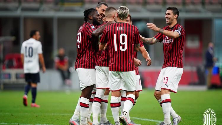 Selebrasi pemain AC Milan saat melawan Bologna di pekan ke-34 Liga Italia Serie A 2019/20, Minggu (19/07/20). Copyright: https://twitter.com/acmilan