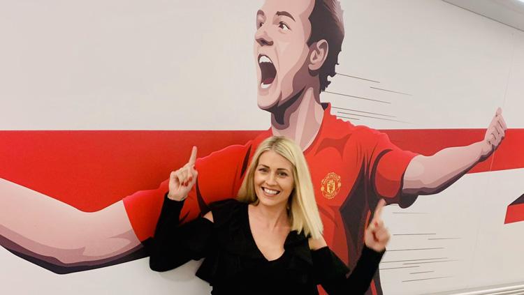 Helen McConnell, jurnalis TV Manchester United yang memiliki pesona kecantikan tak terbantahkan hingga mampu memikat hati pemain Leicester City, Jonny Evans.