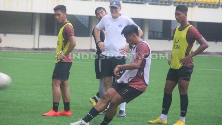 Pemain muda PSIS Semarang, Kartika Vedhayanto menceritakan awal mula ia berlatih bersama Laskar Mahesa Jenar di Stadion Citarum, Semarang.