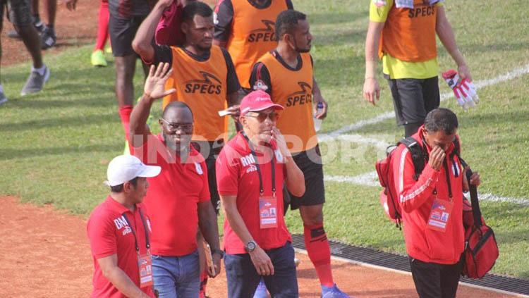 Jacksen Tiago (mengangkat tangan) saat hendak menjalani debutnya bersama Persipura Jayapura