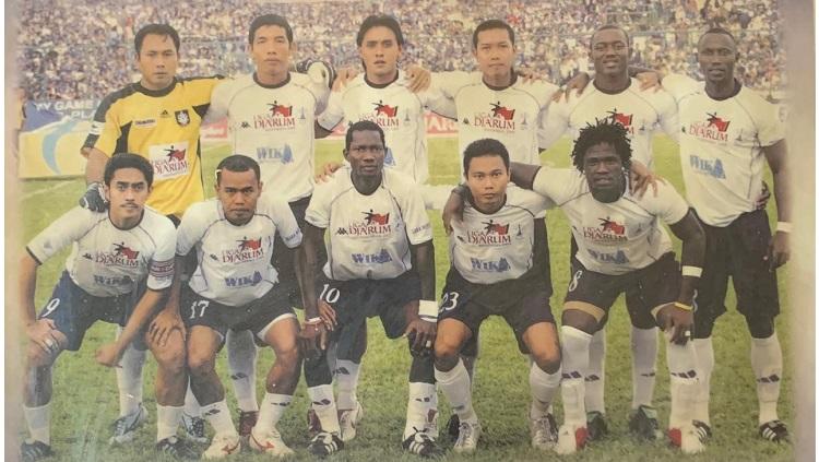 Para pemain PSIS Semarang edisi 2005 mengenakan jersey berwarna putih yang nampak sekilas mirip Tottenham Hotspur.