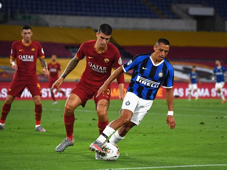 Alexis Sanchez berupaya mengelabui lawan dalam pertandingan Serie A Liga Italia 2019-2020 kontra AS Roma, Minggu (19/7/20). Copyright: Twitter Inter Milan