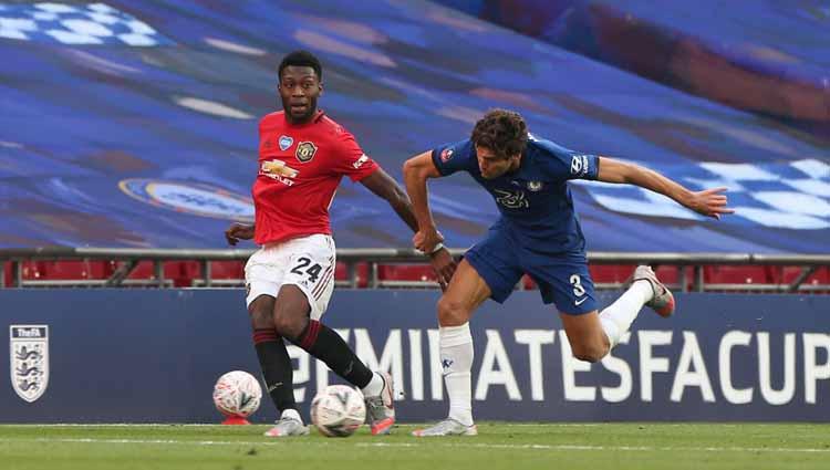 Timothy Fosu-Mensah (Manchester United) saat duel dengan Marcos Alonso (Chelsea) dalam pertandingan Semifinal Piala FA antara Manchester United dan Chelsea.