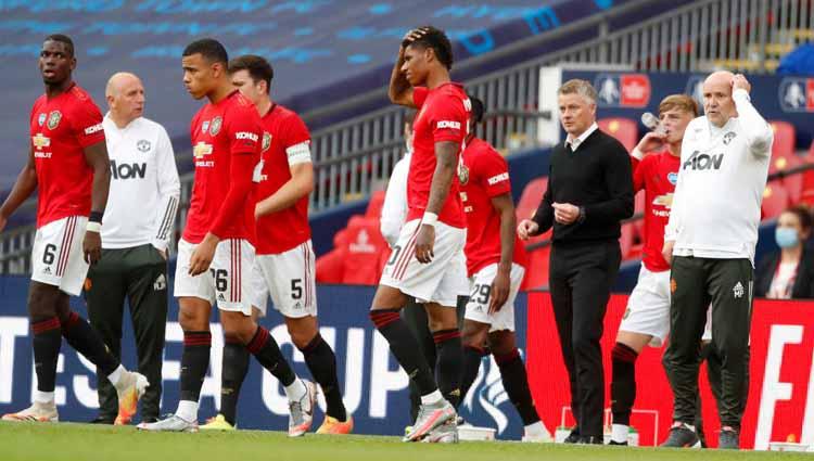 Pelatih Manchester United Ole Gunnar Solskjaer usai memberikan semangat kepada timnya dalam pertandingan Semi Final Piala FA.