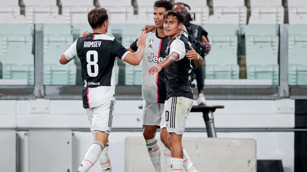 Cristiano Ronaldo memeluk Paulo Dybala dan Aaron Ramsey di laga Juventus vs Lazio - INDOSPORT