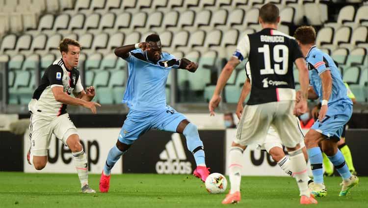 Striker Lazio, Felipe Caicedo (dua dari kiri), tidak percaya bahwa dirinya telah sukses mencetak gol ke gawang Juventus yang membuat kedua tim bermain imbang di Serie A Italia.
