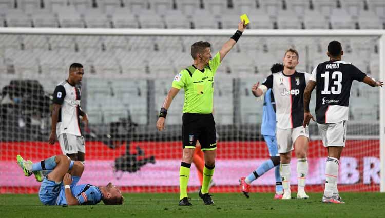 Wasit Daniele Orsato saat menunjukkan kartu kuning kepada Danilo dari Juventus dalam pertandingan di Serie A Italia.