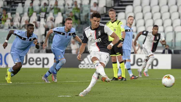 Aksi Pemain Juventus, Cristiano Ronaldo saat melakukan tendangan pinalti dalam pertandingan di Serie A Italia. Copyright: Filippo Alfero - Juventus FC/Juventus FC via Getty Images