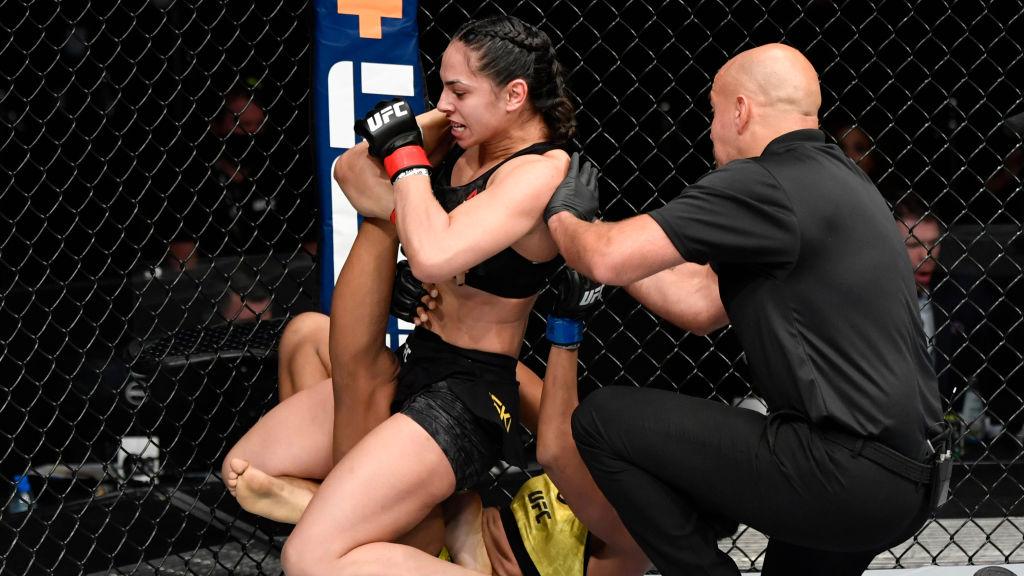 Petarung UFC, Ariane Lipski, nyaris membuat kaki lawannya patah usai atlet yang dijuluki ratu kekerasan itu melancarkan kuncian maut. - INDOSPORT
