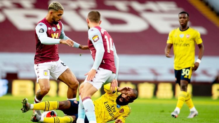 Lacazette tersungkur di laga pkan ke-37 Liga Inggris 2019-2020 Aston Villa vs Arsenal, Rabu (22/07/20).