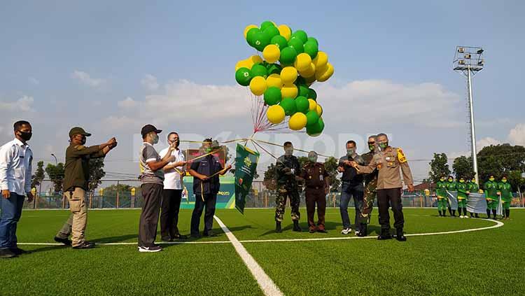 Bupati Bandung, Dadang Naser, memberikan lampu hijau kepada klub Liga 1 Persib Bandung untuk menggunakan lapangan Soccer Training Sabilulungan. - INDOSPORT
