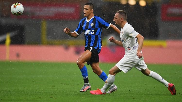 Alexis Sanchez dan Ribery berebut bola di pertandingan pekan ke-35 Liga Italia Serie A 2019/20 Inter Milan vs Fiorentina, Kamis (23/07/20).