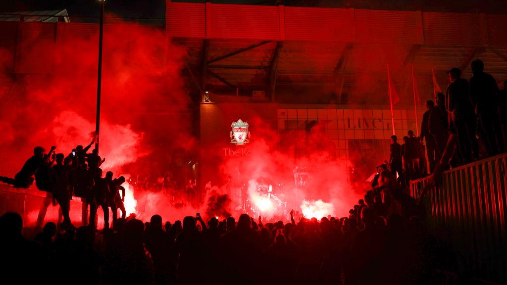 Para fans Liverpool merayakan gelar juara Liga Primer Inggris di depan Anfield Stadium