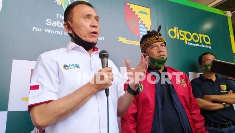 Ketua Umum PSSI, Mochammad Iriawan (kiri) saat meresmikan lapangan Soccer Training Sabilulungan Si Jalak Harupat, Kabupaten Bandung, Rabu (22/07/20).