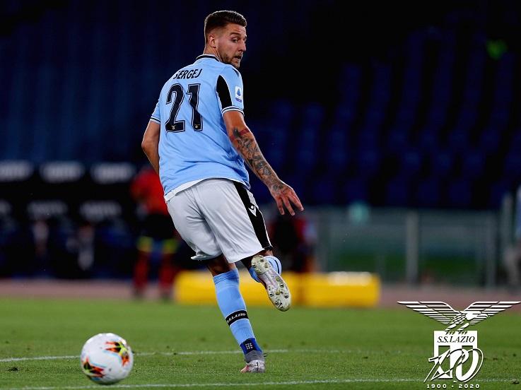 Gelandang Lazio, Sergej Milinkovic-Savic, beraksi dalam pertandingan Serie A Italia kontra Cagliari, Kamis (23/7/20). Copyright: Twitter Lazio