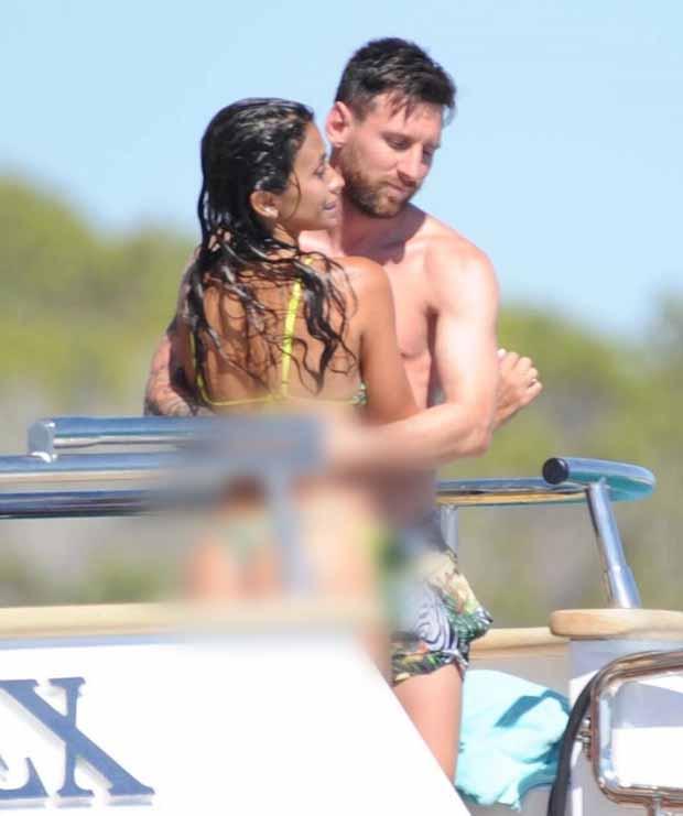 Lionel Messi dan Istri saat berlibur. Copyright: thesun.co.uk/BackGrid