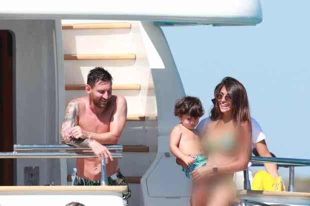Lionel Messi dan Istri saat berlibur. Copyright: thesun.co.uk/Splash News