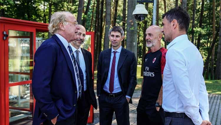 Para petinggi AC Milan mengunjungi Milanello setelah memastikan perpanjangan kontrak untuk pelatih Stefano Pioli. Copyright: Twitter@acmilan