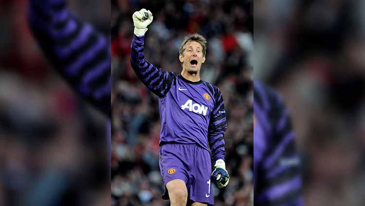 Kiper legendaris Liga Inggris (Premier League) milik Manchester United, Edwin Van Der Sar, berikan respons terkait kabar dirinya bakal kembali ke Old Trafford. - INDOSPORT