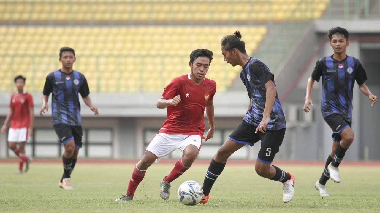 Laga uji coba antara Timnas Indonesia U-16 vs Askab Kabupaten Bekasi U-18 di Stadion Patriot Bekasi, Jumat (24/07/20).