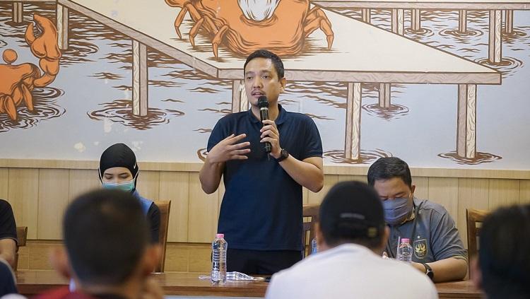 CEO PSIS Semarang, Yoyok Sukawi, ketika menghadiri acara sarasehan dengan Panser Biru dan Snex. - INDOSPORT