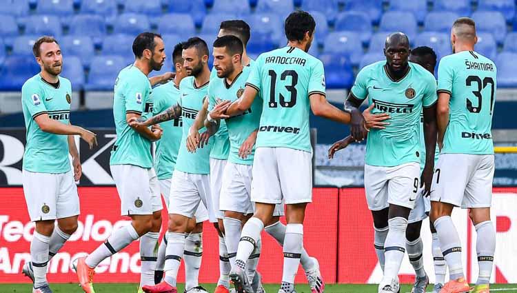 Pemain Inter Milan Romelu Lukaku merayakan dengan rekan setimnya setelah mencetak gol pada pekan ke-36 Liga Italia Serie A, Minggu (26/07/20). Copyright: Paolo Rattini/Getty Images