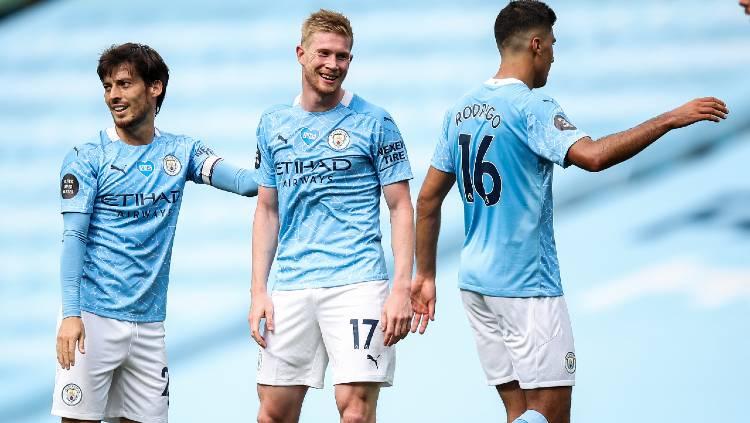 Kevin De Bruyne merayakan gol bersama David Silva pada pertandingan Liga Inggris antara Manchester City vs Norwich City, Minggu (26/07/20).
