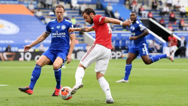 Bek Leicester City, Jonny Evans, dan gelandang Manchester United, Bruno Fernandes, berduel di pertandingan Liga Inggris, Minggu (26/07/20).